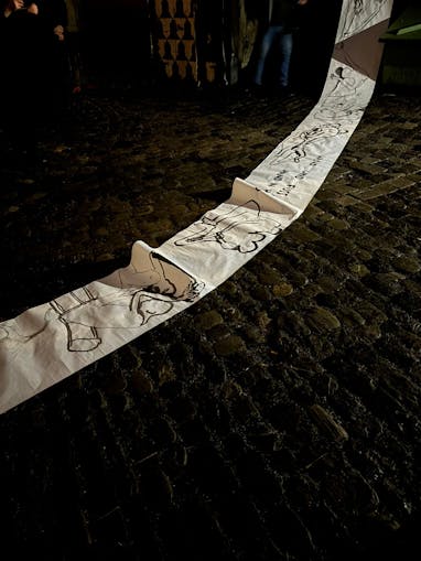 0448, Performance, "Das Geheimnis unter Dir", Zeichnung, 280 Meter, 2025
