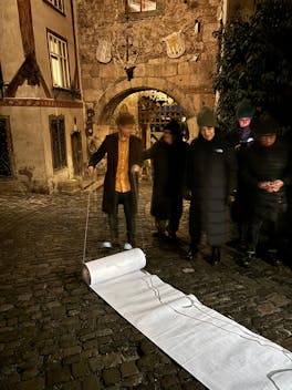 0447, Performance, "Das Geheimnis unter Dir", Zeichnung, 280 Meter, 2025