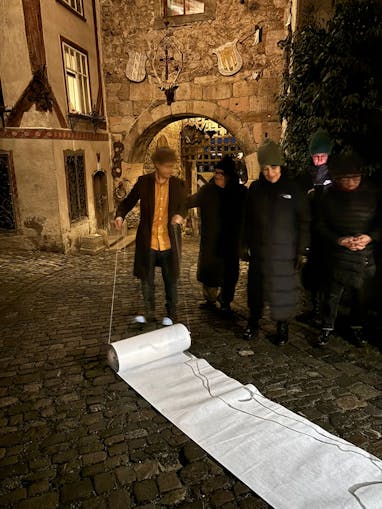 0447, Performance, "Das Geheimnis unter Dir", Zeichnung, 280 Meter, 2025