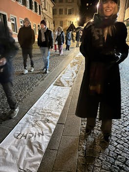 0451, Performance, "Das Geheimnis unter Dir", Zeichnung, 280 Meter, 2025